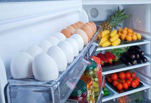 Hogyan kell tárolni a tojásokat a hűtőszekrényben: az optimális időszak és feltételek