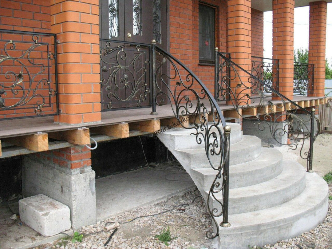 Fotografie dokončení betonové verandy v soukromém domě