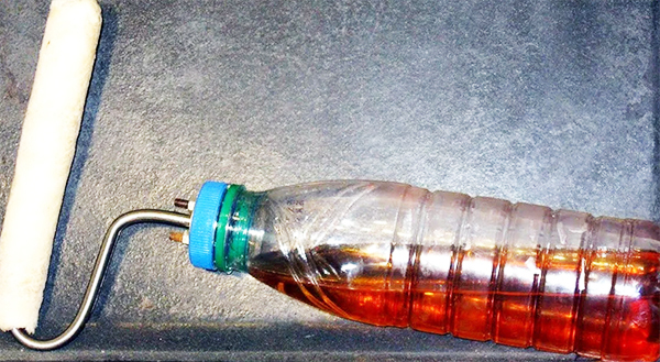 El diseño es intuitivo. Un tubo conecta el rodillo y la botella de pintura. La pintura no viene del exterior, sino del interior del rodillo, para que no se formen gotas y manchas.