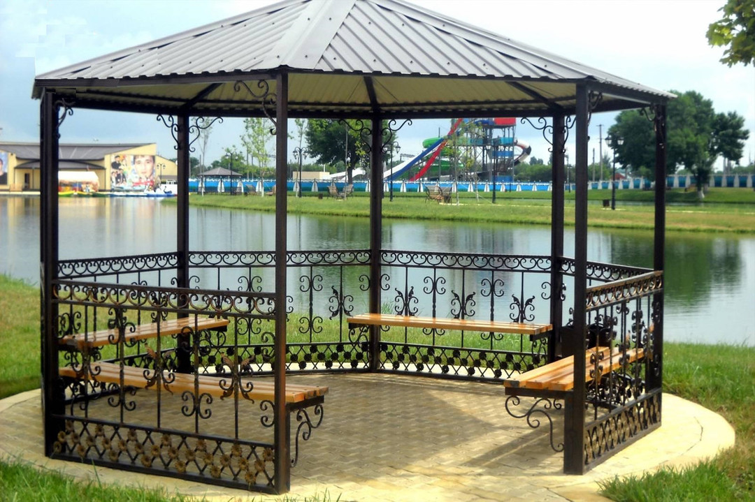 schmiedeeisernen Pavillon am Ufer