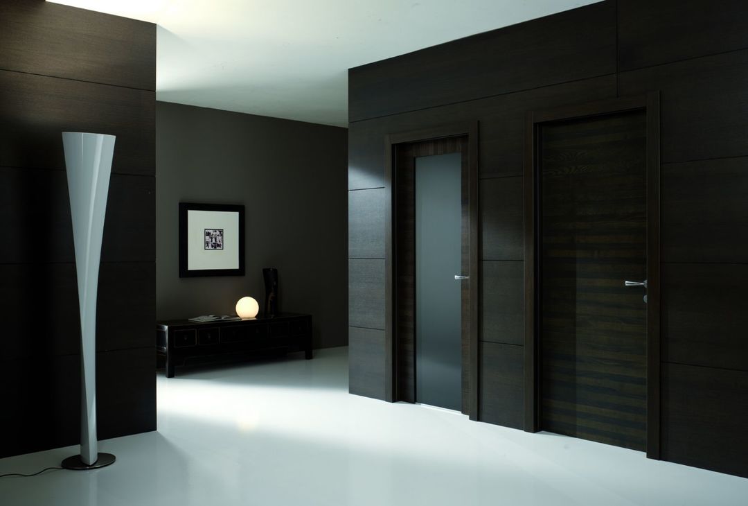 Portas interiores no interior do apartamento: design moderno e janelas de correr, foto