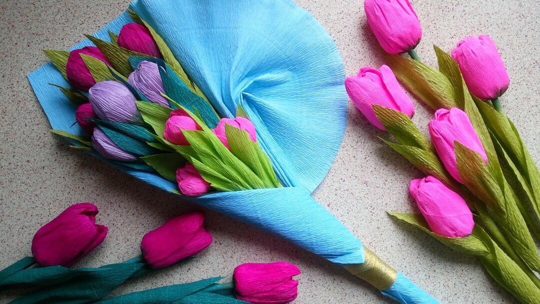 Hvordan lage vakre blomster fra bølgepapir