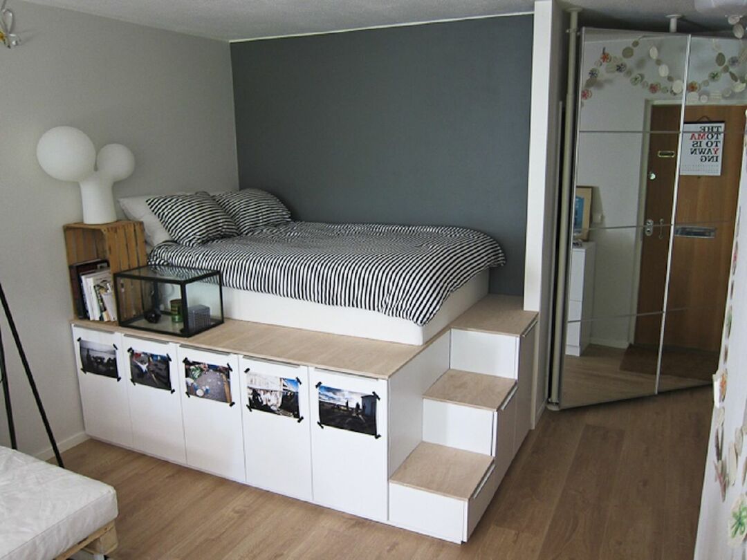 Pódiumágy egy kis szobában: példák alvóhelyekre, belső fotók