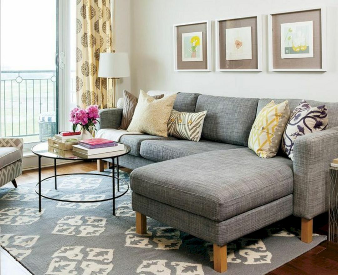 Möbel für ein kleines Zimmer: geräumiger Kleiderschrank, Sofa, Innenfotos