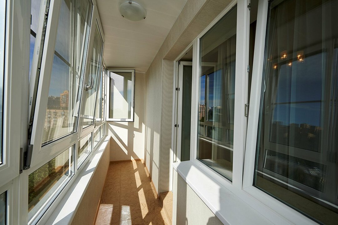 חלונות פלסטיק למרפסת: אפשרויות מעניינות לחלונות עם זיגוג כפול בפנים החדר