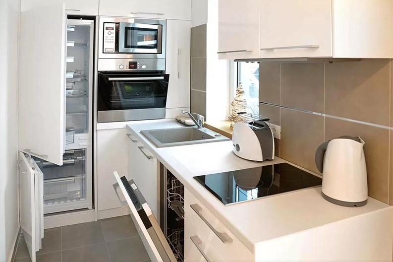 Los electrodomésticos integrados también ayudarán en ausencia de espacio adicional en la cocina.