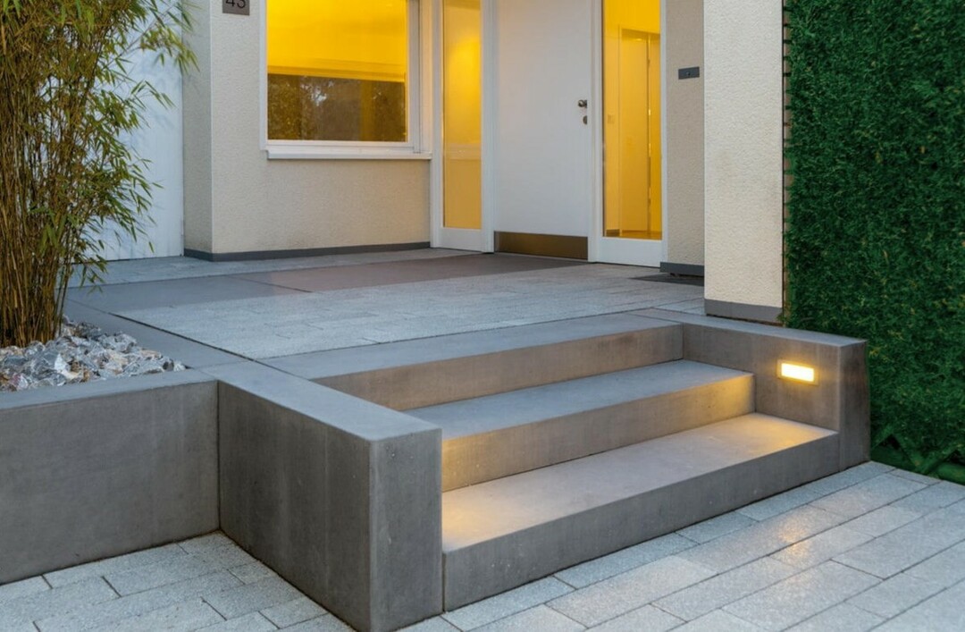 Özel bir evde beton bir sundurma bitirme fotoğrafı