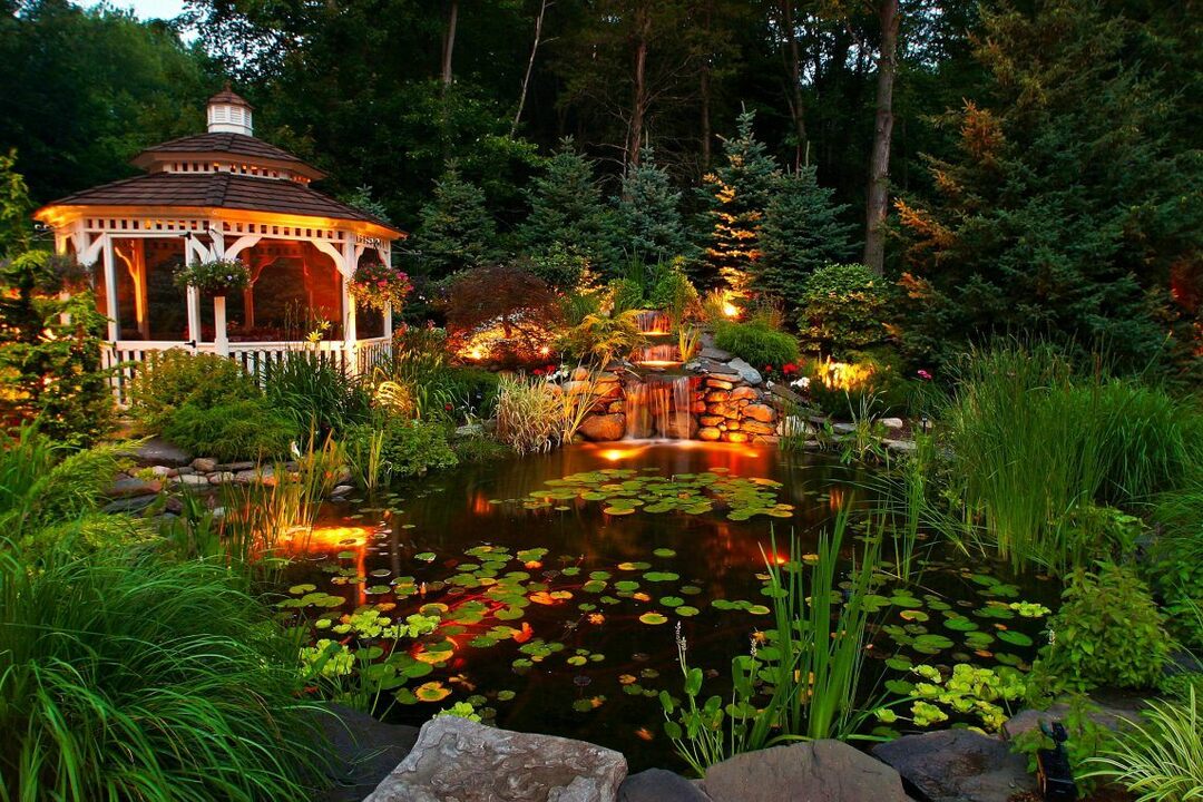 Ein Teich für einen Garten in Landschaftsgestaltung: wie man macht, Lösungen für ein Sommerhaus