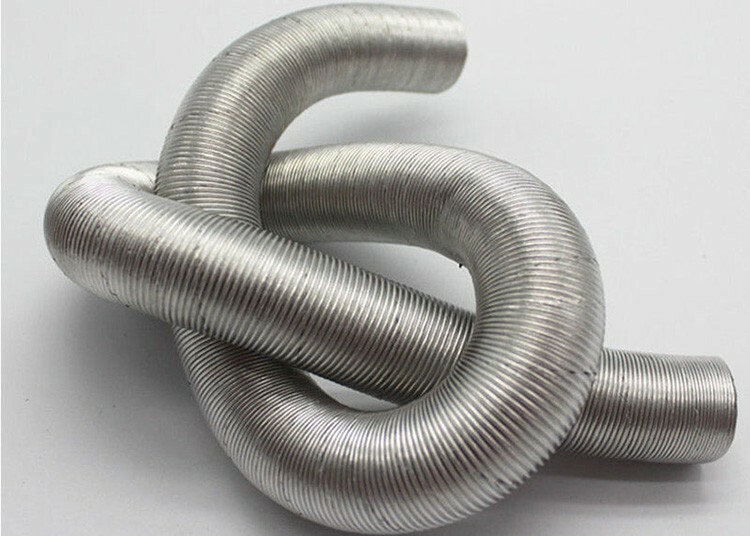 Wellung aus Aluminium verändert leicht ihre Form, was Adapter und anderes Zubehör spart