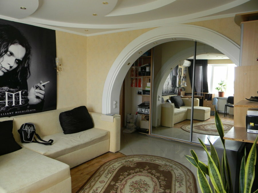 Asymetrický oblúk medzi chodbou a obývacou izbou
