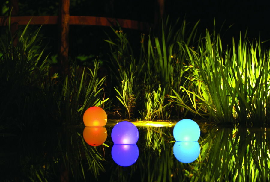 Lanterne galleggianti multicolori sulla superficie dello stagno