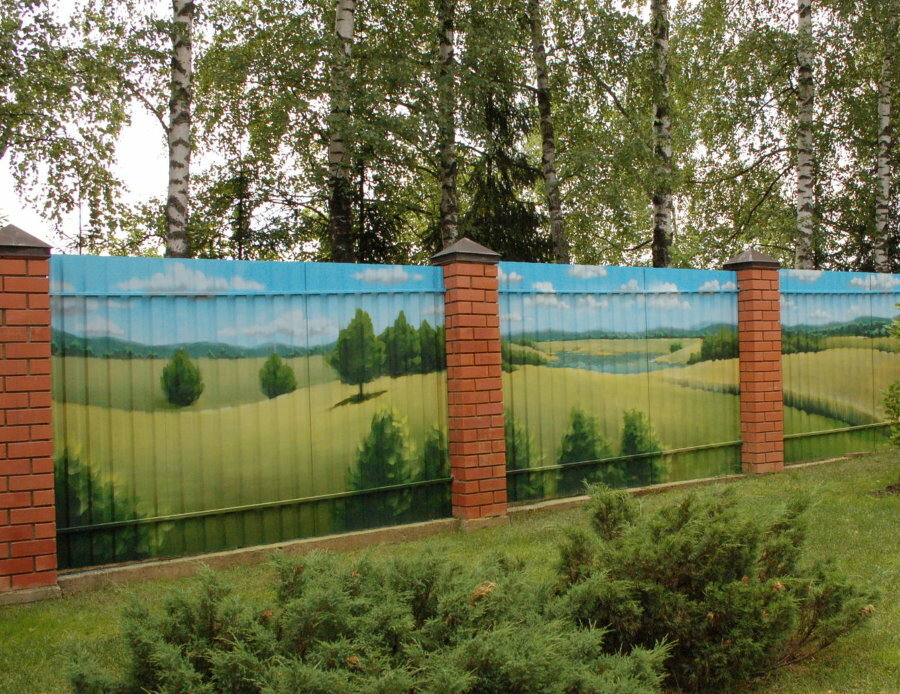Malování plotu z profilovaného plechu na cihlové pilíře