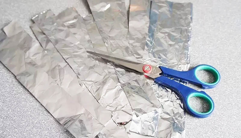 The secret way to instantly sharpen scissors
