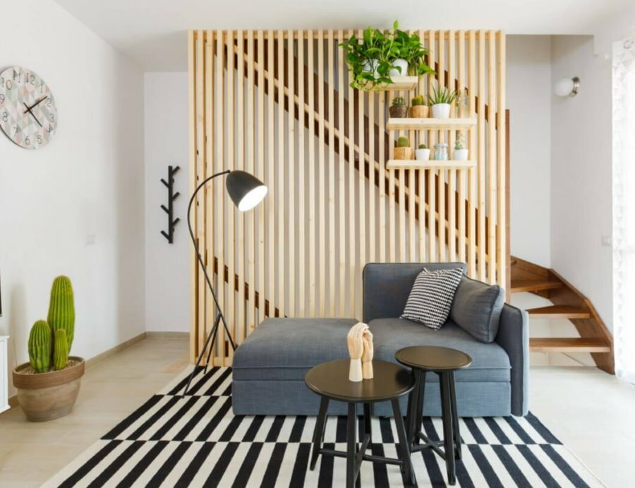 Dekoratívna priečka z dreva v obývacej izbe so schodiskom