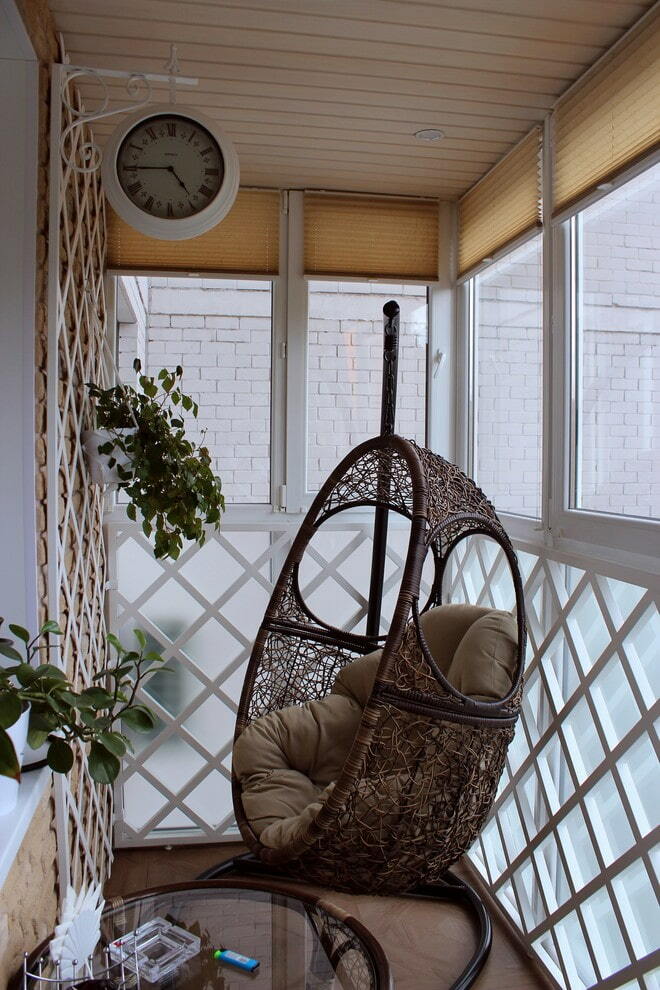 Závěsná židle na pult v interiéru balkonu