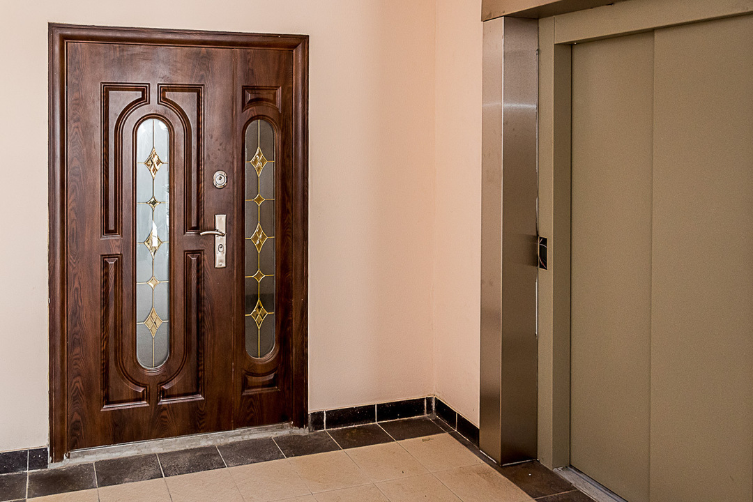 Drevené vstupné dvere do bytu: konštrukčná krásne svahy v interiéri, fotografie
