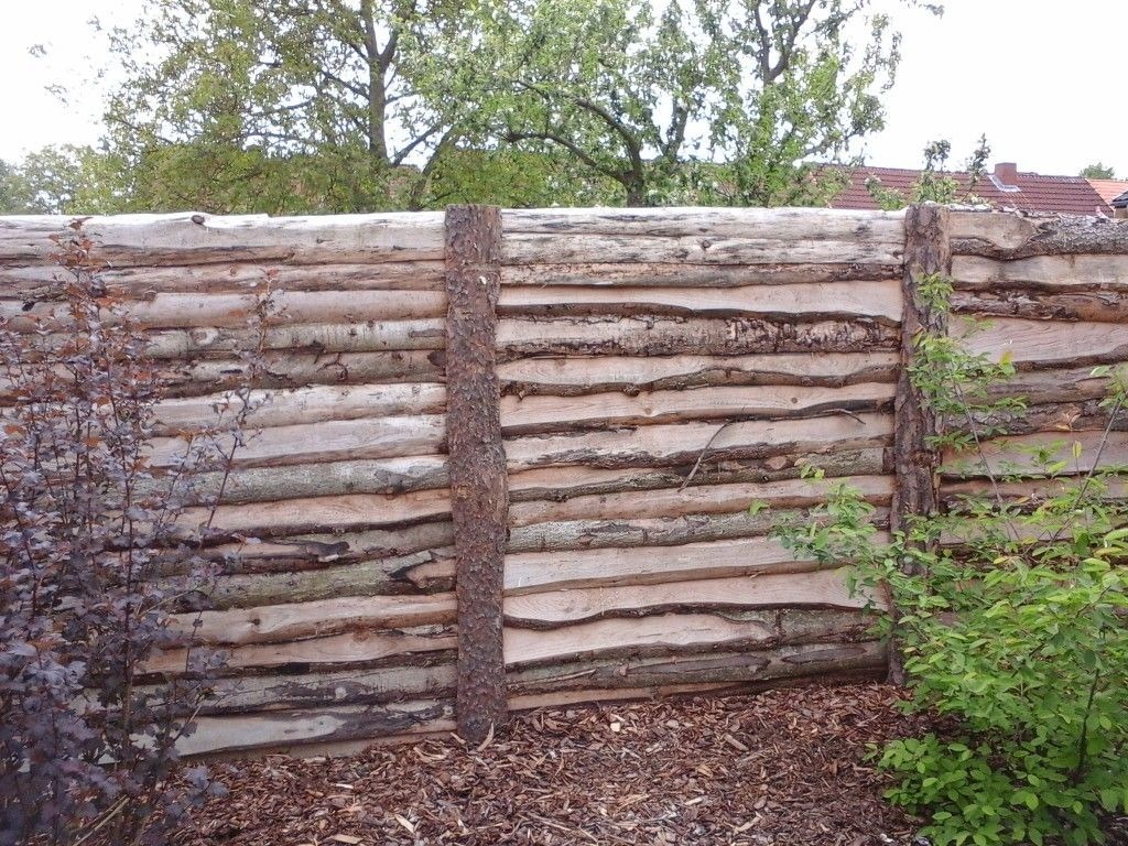Původní plot z desek se zbytky kůry