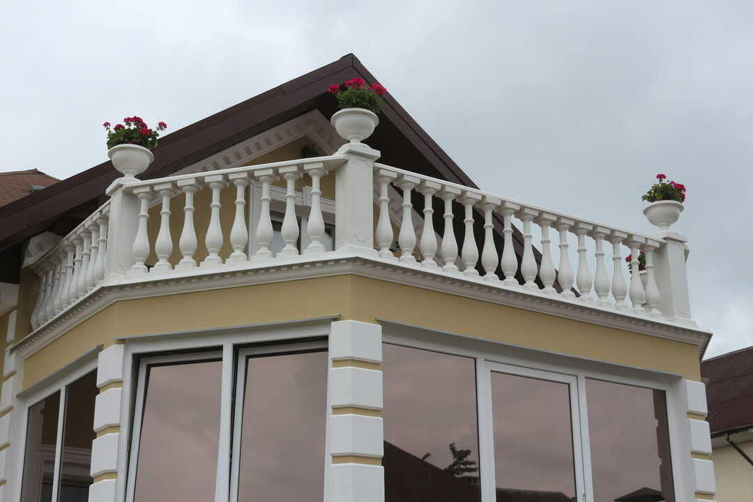 Hus i to etasjer med balkong: designdesign, fotoeksempler med terrasse