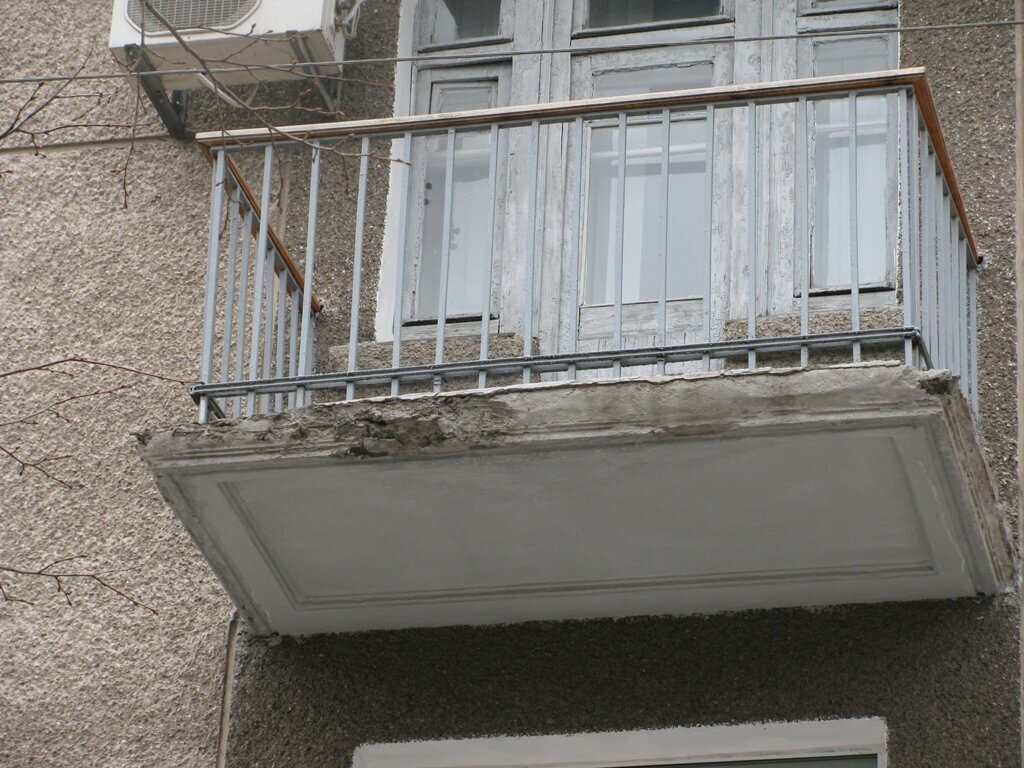 Zničenie balkónovej dosky v Chruščovovom panelovom dome