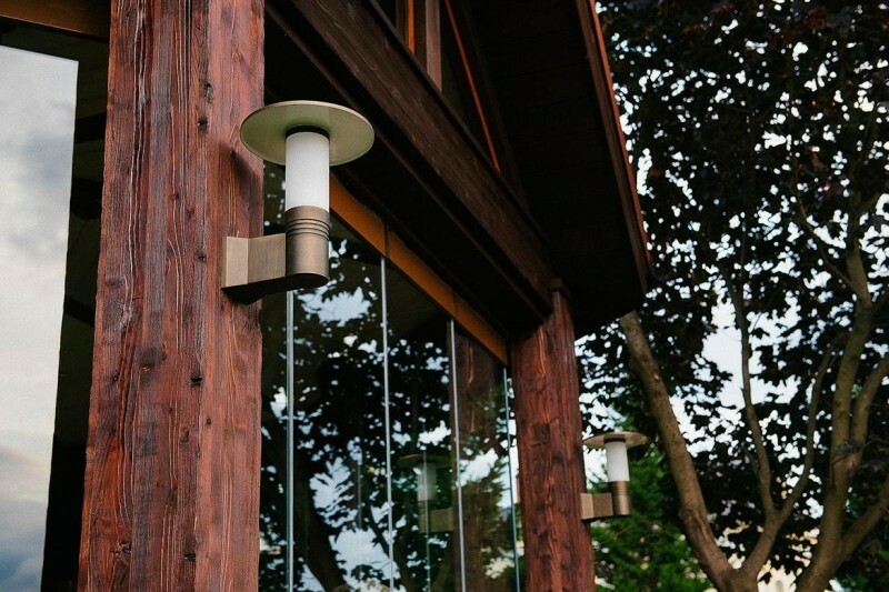 Ulična svetilka na lesenem stojalu