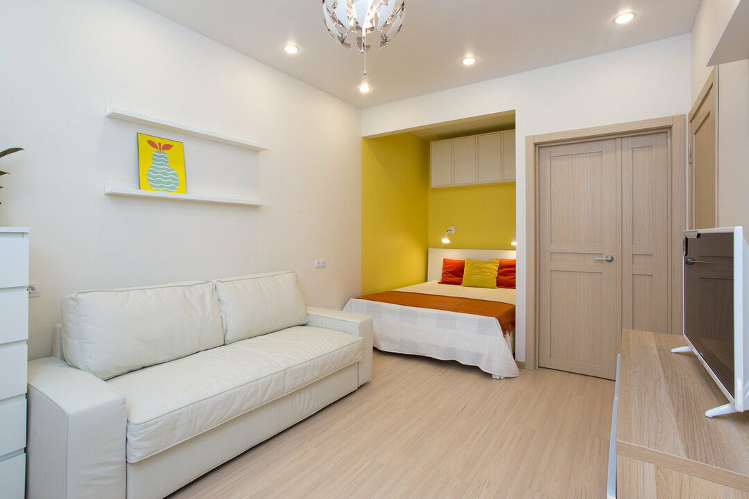 Tek odalı bir dairede nişli oda: mobilyalı iç tasarım, fotoğraf