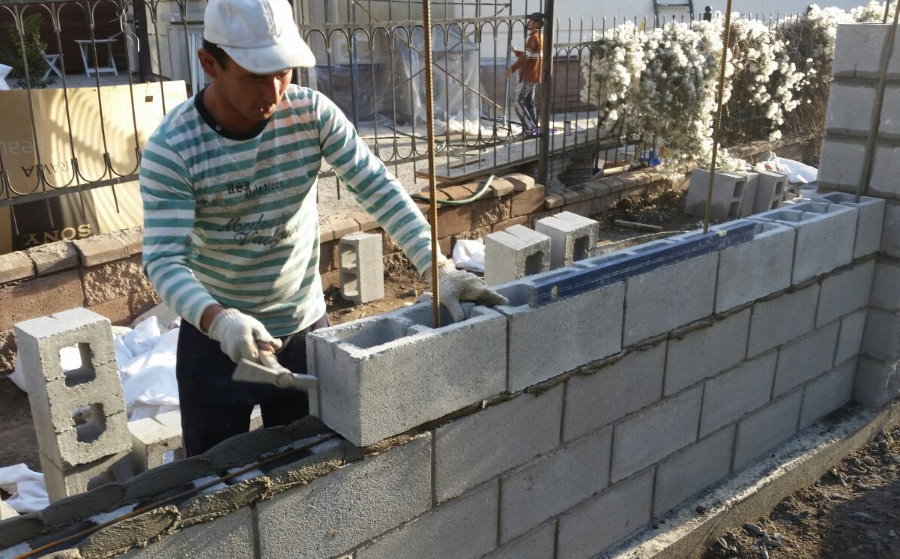 Laying of a section of a block concrete fence