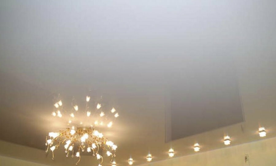 Lysekrone på loftet i stuen med et blankt lærred
