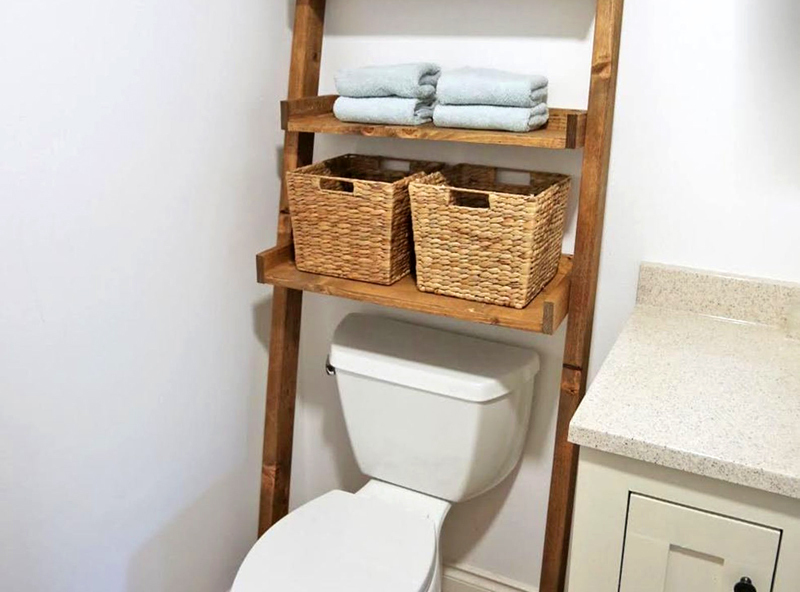 Die logischste Option ist über der Toilette, wenn Sie ein kombiniertes Badezimmer haben. Hier werden normalerweise die Kommunikationsleitungen platziert, die unattraktiv aussehen. Boxen und Boxen werden all diese Schande perfekt verbergen