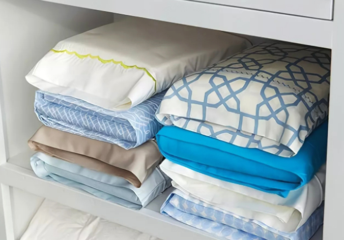 Es ist eine gute Idee, diese hängenden Regale zum Aufbewahren von Handtüchern und Bettwäsche zu verwenden.