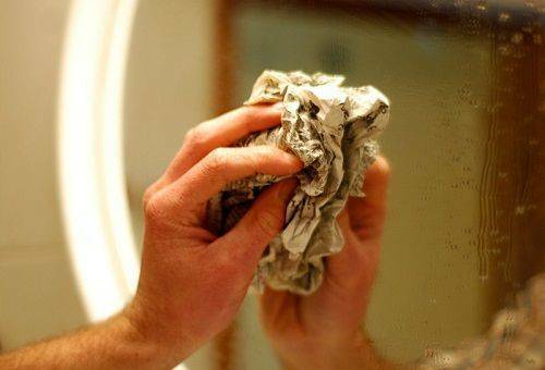 Ako umývať zrkadlo bez rozvodu doma od plaku, škvŕn a popínavosti
