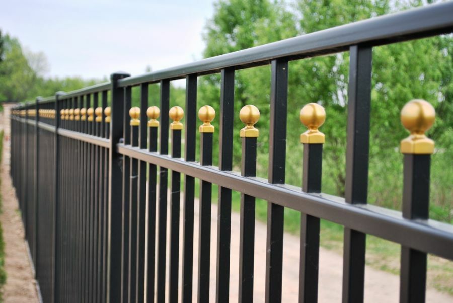 Zlatý dekor na plotu z tvarovaných trubek