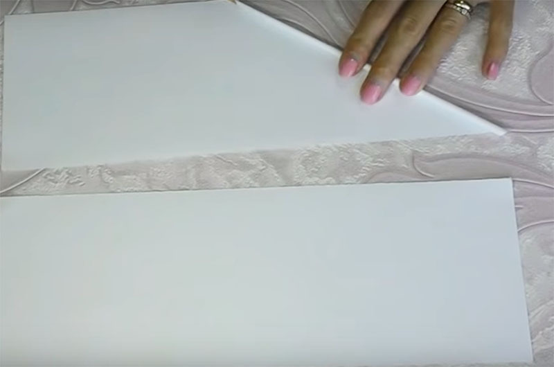 Um Strohhalme herzustellen, müssen Sie das Papier in Streifen schneiden, die Rohre mit einer Stricknadel oder Grillstäbchen verdrehen und mit Klebstoff fixieren, damit sich das Papier nicht entfaltet