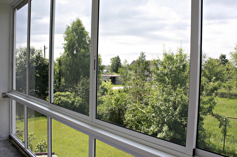 zasklenie balkóna hliníkovými profilmi