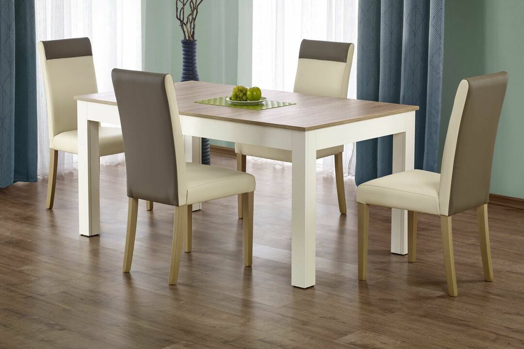 Tisch und Stühle für die Wohnzimmergestaltung