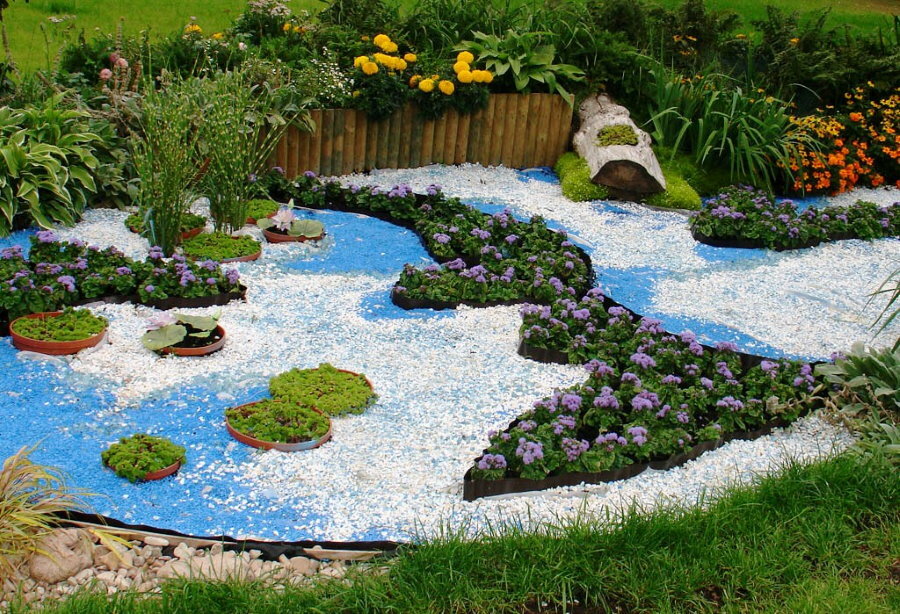 Suho jezero barvnih kamenčkov na vrtu