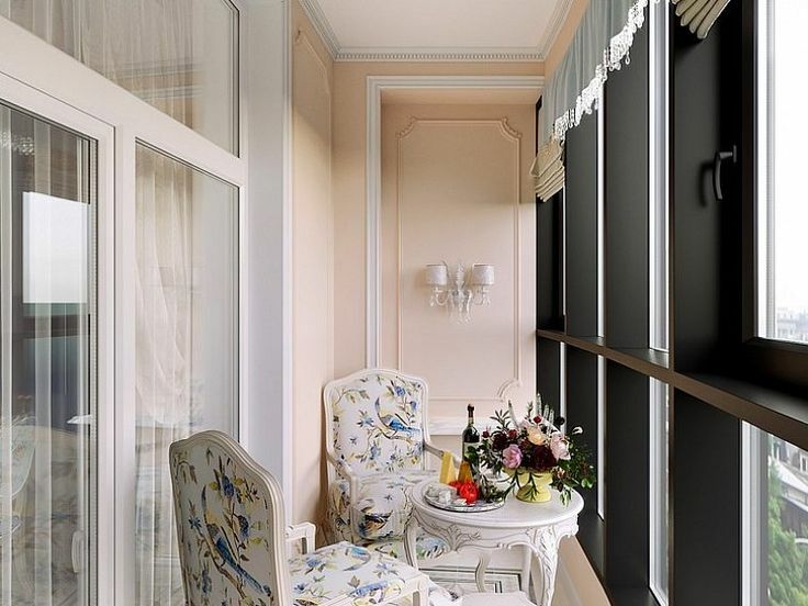 Interiérová dekorace malého balkonu v klasickém stylu