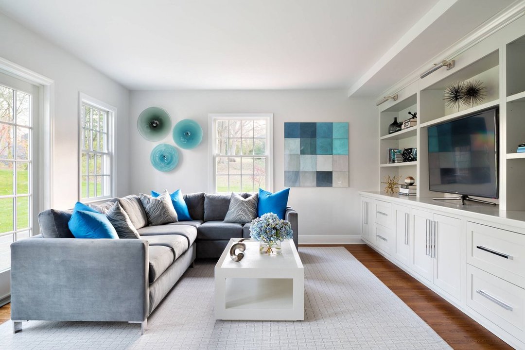 šedo-modrá fotka obývačky