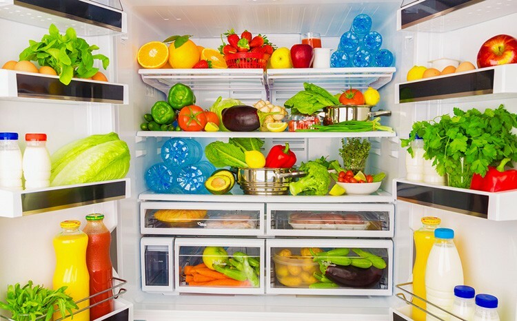 Maistas šaldytuve turi būti dedamas mažiausiai 10 cm atstumu vienas nuo kito.