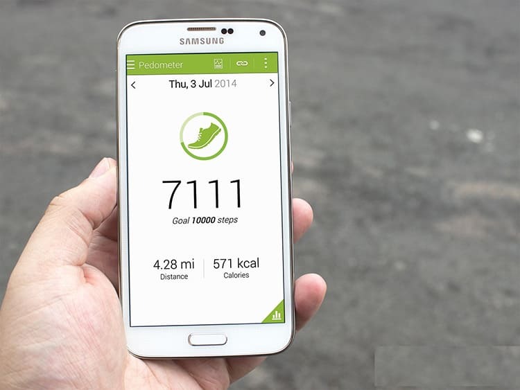 Pri počítaní krokov sa smartphone odvoláva aj na údaje prijaté z akcelerometra.