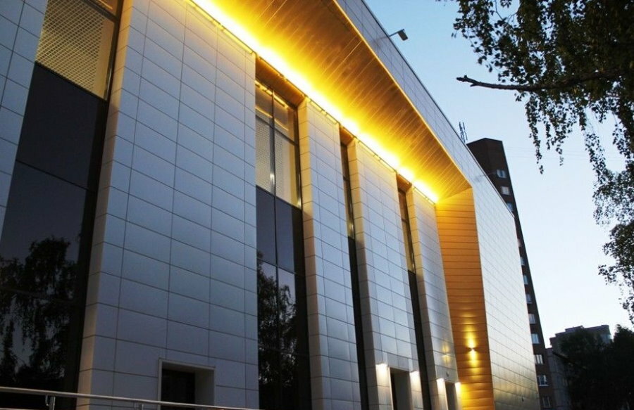 Osvetlitev fasade stavbe z linearnimi svetilkami