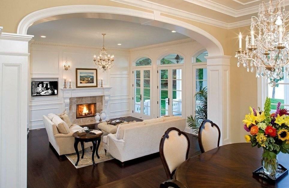Arco em forma de elipse na sala de estar de estilo clássico 