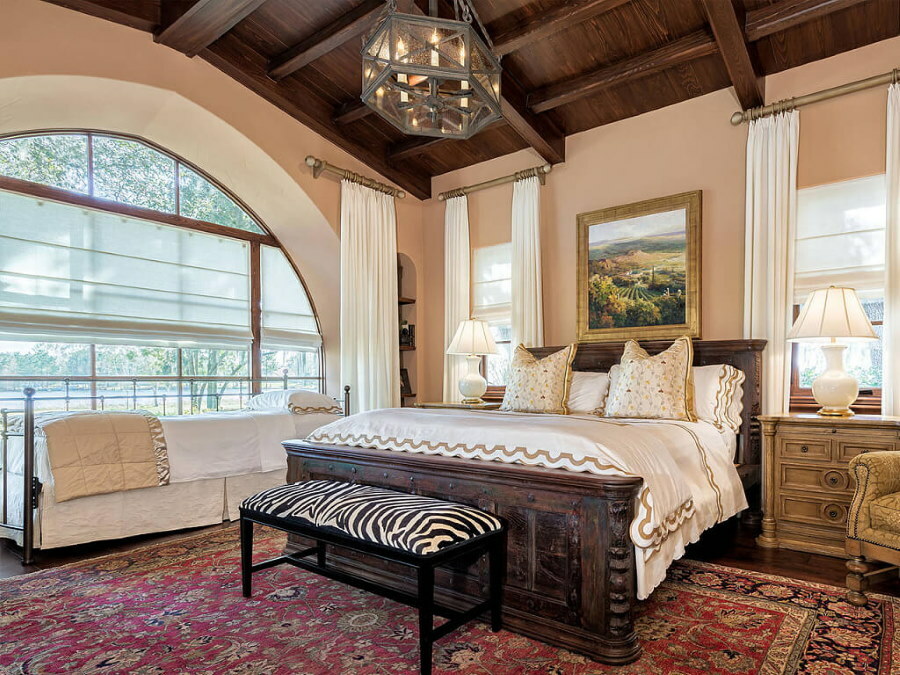 Drewniany sufit w sypialni w stylu śródziemnomorskim