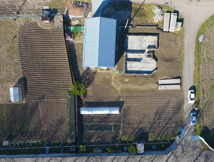 Vista dall'alto di un'area suburbana con un orto e una casa