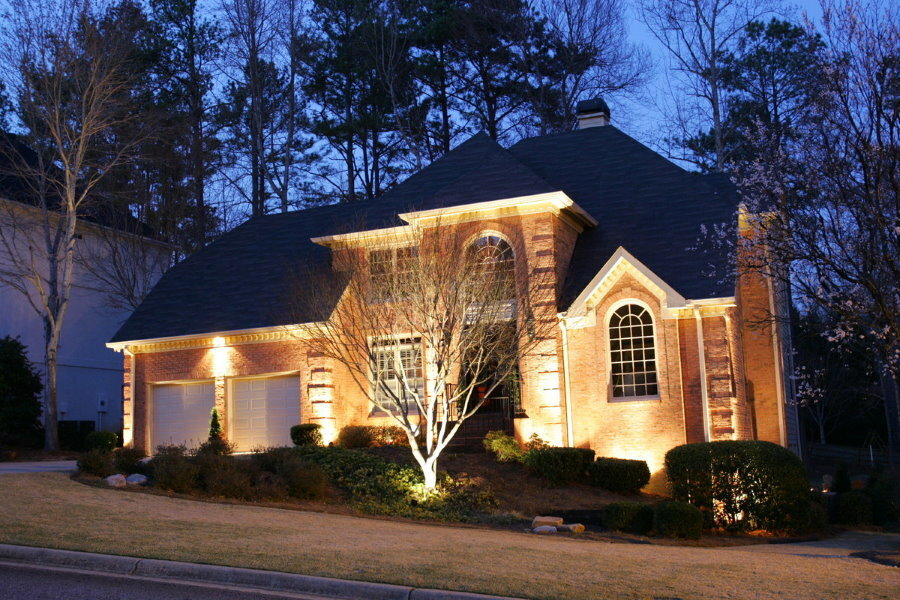 Osvetlitev fasade zasebne hiše z reflektorji