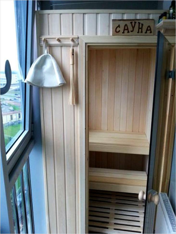 Puerta abierta a la sauna en el balcón del apartamento.