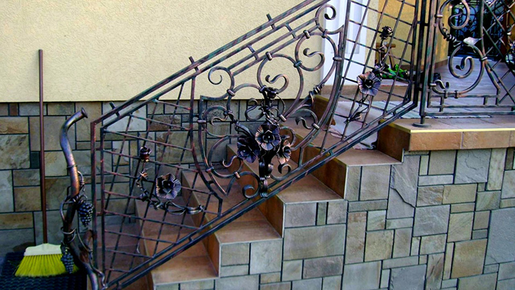 Die Einzigartigkeit zeigt sich im Detail: schmiedeeiserne Geländer innerhalb und außerhalb des Hauses
