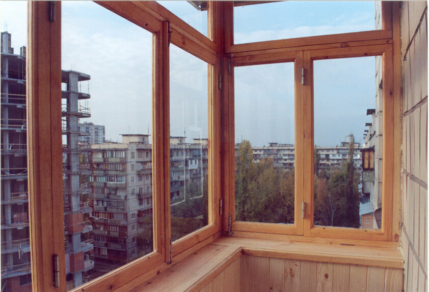 drevené rámy na balkóne