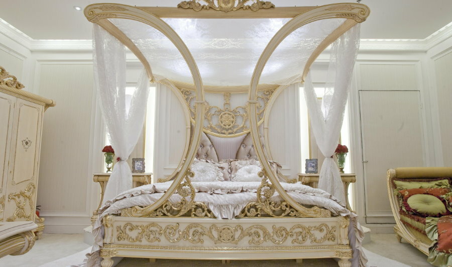 Luksuriøs seng i et hvidt soveværelse i moderne stil