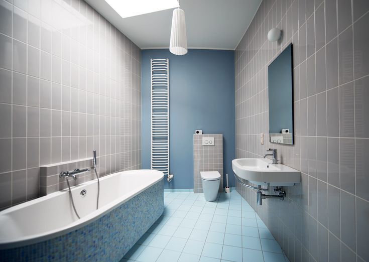 Modrá kúpeľňa podlaha so sivými stenami