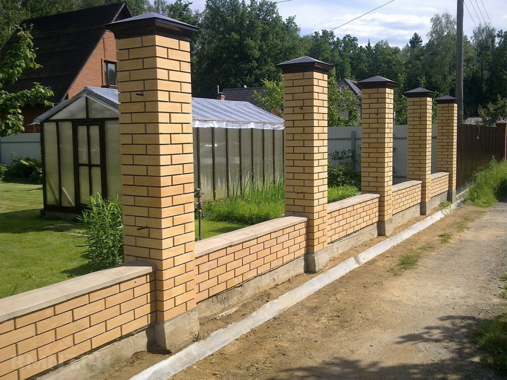 Fence with brick pillars: a material way to the masonry and the form of best